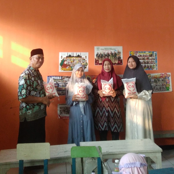 Berawal dari Koin, Darul Hisan Salurkan 242,5 Kg Sembako untuk Ustadz TPQ di Semarang